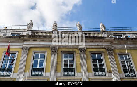 Detail der Statuen, Pilaster und korinthischen Kapitellen der neoklassischen Palast aus dem späten 19. Jahrhundert in Lissabon, Portugal. Stockfoto