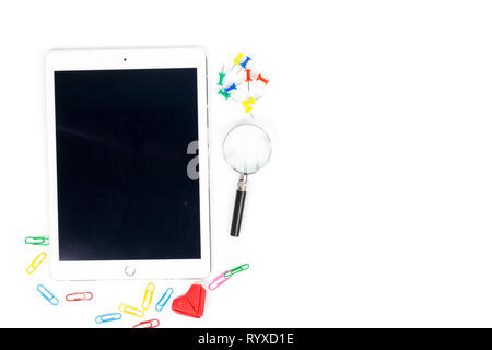 Arbeitsbereich Draufsicht der Tablette, Lupe auf einem weißen Schreibtisch im Büro Konzept plaziert ist Stockfoto