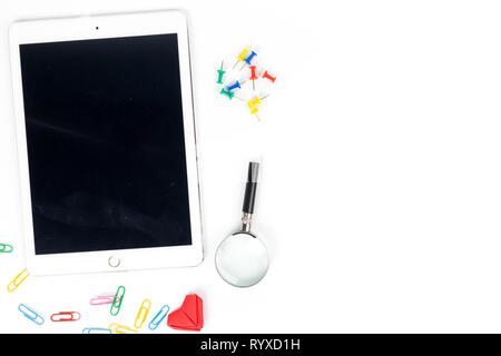 Arbeitsbereich Draufsicht der Tablette, Lupe auf einem weißen Schreibtisch im Büro Konzept plaziert ist Stockfoto