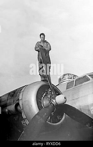 Persönliche Fotos und Erinnerungsstücke, die der Bekämpfung der Amerikaner während des Zweiten Weltkriegs. B-17 Flying Fortress Bomber posing Bodenpersonal. Stockfoto