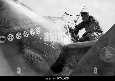 Persönliche Fotos und Erinnerungsstücke, die der Bekämpfung der Amerikaner während des Zweiten Weltkriegs. P-38 Lightning Fighter fliegendes Personal. Stockfoto