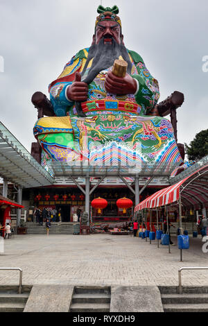 Eine riesige Statue von Guan Gong (Kuan Kung), der Gott des Krieges, bei Putian (Pu-tien) Tempel in Hsinchu, Taiwan. Stockfoto