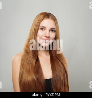 Schöne ehrliche Mädchen mit gesunden Haar portrait. Nette junge Frau mit langem Haar Stockfoto