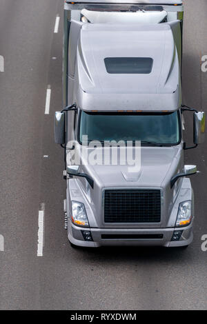 Klassisch-modernen Design eleganten Grau Big Rig Motorhaube Long Haul Semi Truck Transport von tiefgefrorenen und gekühlten Cargo in voller Größe kühlfahrzeug Auflieger mo Stockfoto