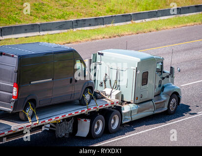 Mächtigen amerikanischen Big Rig gängigen professionellen Long Haul classic Semi Truck Transport kompakt kommerziellen Ladung Mini Van befestigt auf flachen Bett semi t Stockfoto