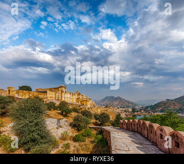 Wahrzeichen von Rajasthan - Amer Fort über Maota See ungefähr von Stadt Jaipur, der Hauptstadt von Rajasthan, Indien Stockfoto