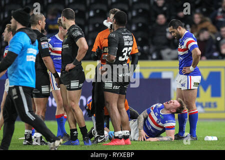 15. März 2019, kcom Stadion, Hull, England; Betfred Super League, Runde 6, Rumpf FC vs Wakefield Trinity; Tom Johnstone (2) Wakefield Trinity auf dem Boden liegt der Schmerzen nach einer durch Ratu Naulago von Hull FC Credit: David Grieben/News Bilder angehen Stockfoto