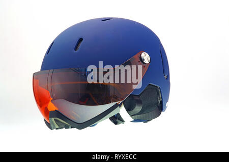 Isolierte Kids Ski Helm mit Snow Goggles. Stockfoto