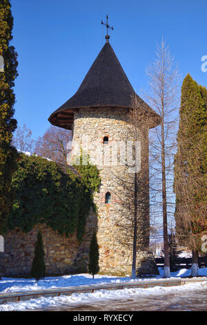 Defensive Turm und Mauern eines mittelalterlichen Klosters. Moldovita Kloster in Rumänien, winter Szene. Stockfoto