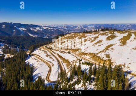 Winter kurvige Straße in das Rarau-massiv, Antenne Szene in den rumänischen Karpaten. Stockfoto