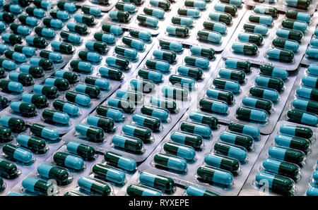 Closeup grün-blaue Antibiotikum Kapsel Pillen in Blisterverpackung. Antimikrobielle Resistenz. Pharmazeutische Industrie. Global Healthcare. Apotheke Stockfoto