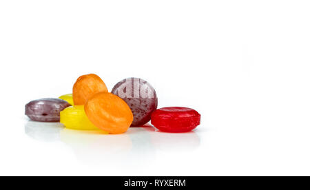 Medizinische Lutschtabletten zur Linderung Husten, Halsschmerzen und Rachen auf weißem Hintergrund. Husten und Erkältungen. Bunte Husten pastille. Rot, Stockfoto