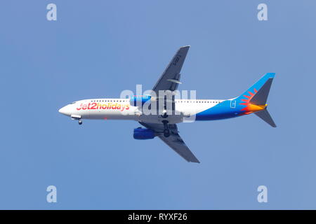 Eine Boeing 737 von jet2 Holidays, ist ein letzter Ansatz zum Leeds Bradford International Airport Stockfoto