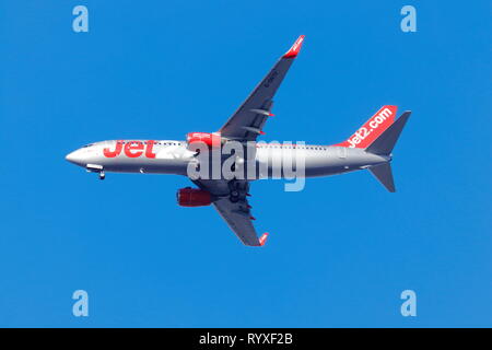 Eine Boeing 737, die von Jet2 auf dem endgültigen Anflug zum internationalen Flughafen Leeds Bradford betrieben wird Stockfoto