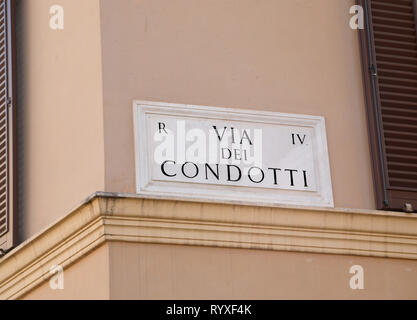 Italienische Straßennamen der Via Condotti oder offiziell Via dei Condotti ist ein modisches und belebten Straße von Rom in Italien, wo die größten Namen im Luxus Stockfoto