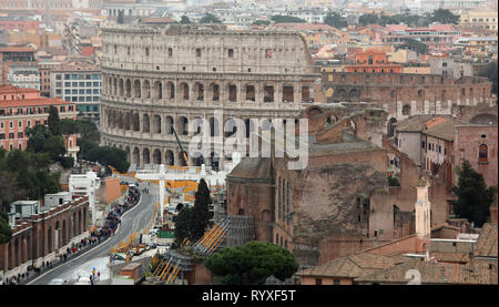 Kolosseum und Straße von Imperial Fora von oben in Rom in Italien gesehen Stockfoto