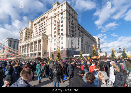 Moskau, Russland - März 9. 2019. Leute an der Manege Square während der Feier von Faschings Stockfoto