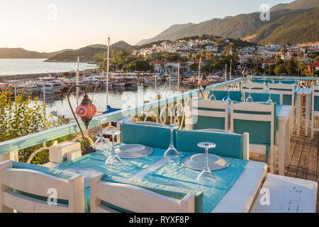 Gemütliches Café im Freien bei Sonnenuntergang in Kas, Mittelmeer, Türkei Stockfoto