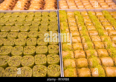 Traditionelles türkisches Dessert Baklava close-up in der lokalen Baklava Shop in der Türkei Stockfoto