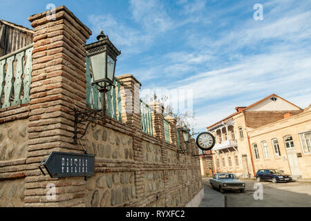 Signagi, Georgien - November 23, 2011: Blick auf die kleinen malerischen Gassen der kleinen Signagi Stadt in der Region Kachetien, Georgien Stockfoto