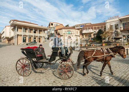 Signagi, Georgien - November 23, 2011: Wagen mit einem Pferd auf einem zentralen Platz des malerischen Signagi Stadt in der Region Kachetien, Georgien Stockfoto