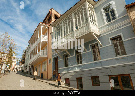 Signagi, Georgien - November 23, 2011: Die Menschen gehen hinunter malerischen Straße der kleinen Signagi Stadt in der Region Kachetien, Georgien Stockfoto