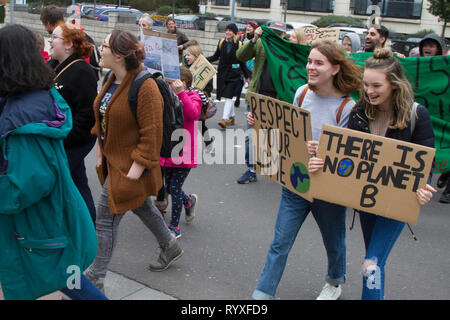 Reading, Großbritannien. 15. März 2019. Nehmen Sie sich Zeit, die Kinder aus der Schule als Teil der internationalen Jugend Klima Streik Kampagne auch bekannt als Freitags für die Zukunft oder Schule Streik 4 Klima. Credit: Harry Harrison/Alamy leben Nachrichten Stockfoto