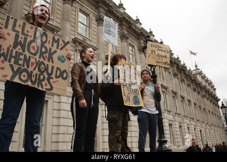 London, UK, 15. März 2019. Schüler und Studenten in London nehmen Sie Teil an den zweiten Protest fordern die Regierungen der Welt, um Umweltfragen eine Priorität. Sie ging aus der Schule außerhalb der Häuser des Parlaments zu sammeln, und um die Hauptstadt März, stoppen am Buckingham Palace. Es ist eine der vielen Proteste, die sich gleichzeitig um das Land. Roland Ravenhill/Alamy Leben Nachrichten. Stockfoto
