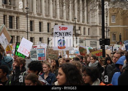 London, UK, 15. März 2019. Schüler und Studenten in London nehmen Sie Teil an den zweiten Protest fordern die Regierungen der Welt, um Umweltfragen eine Priorität. Sie ging aus der Schule außerhalb der Häuser des Parlaments zu sammeln, und um die Hauptstadt März, stoppen am Buckingham Palace. Es ist eine der vielen Proteste, die sich gleichzeitig um das Land. Roland Ravenhill/Alamy Leben Nachrichten. Stockfoto