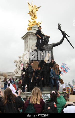 London, UK, 15. März 2019. Schüler und Studenten in London nehmen Sie Teil an den zweiten Protest fordern die Regierungen der Welt, um Umweltfragen eine Priorität. Sie ging aus der Schule außerhalb der Häuser des Parlaments zu sammeln, und um die Hauptstadt März, stoppen am Buckingham Palace. Es ist eine der vielen Proteste, die sich gleichzeitig um das Land. Roland Ravenhill/Alamy Leben Nachrichten. Stockfoto