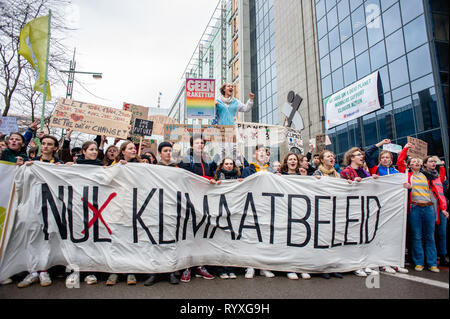 Menschen werden gesehen, schreien Slogans hinter der Fahne während des globalen Klimas Streik für zukünftige Rallye. Dieser Freitag, Zehntausende Kinder in mehr als 60 Ländern gestreikt Klimawandel Aktion zu verlangen. Die schule Streik Bewegung wurde von schwedischen Teenager Greta Thunberg, die auffällig von der Schule wurde jeden Freitag seit August letzten Jahres außerhalb des schwedischen Parlaments Gebäude und verlangen, dass ihr Heimatland hält sich an das Pariser Abkommen zum Klimawandel zu stehen, inspiriert. In Brüssel, nicht nur Studenten, sondern Lehrer, Wissenschaftler, und mehrere Syndikate nahm die Straßen von Th Stockfoto