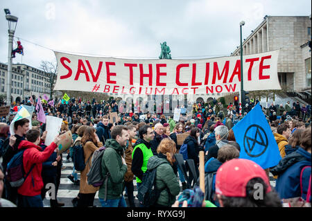 Ein riesiges Banner ist gesehen zu werden, die von den Demonstranten auf der Straße, während das globale Klima Streik für die Zukunft gehalten. Dieser Freitag, Zehntausende Kinder in mehr als 60 Ländern gestreikt Klimawandel Aktion zu verlangen. Die schule Streik Bewegung wurde von schwedischen Teenager Greta Thunberg, die auffällig von der Schule wurde jeden Freitag seit August letzten Jahres außerhalb des schwedischen Parlaments Gebäude und verlangen, dass ihr Heimatland hält sich an das Pariser Abkommen zum Klimawandel zu stehen, inspiriert. In Brüssel, nicht nur Studenten, sondern Lehrer, Wissenschaftler, und mehrere Syndikate nahm die Straßen von Stockfoto