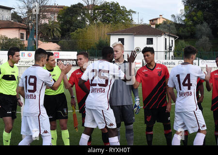 Foto LaPresse - Tano Pecoraro 15 03 2019 La Spezia - (Italia) Sport Calcio Torino-Athletico Paranaense Viareggio Cup 2019 - Stadio" Zentrum Ferdeghini" nella Foto: saluto squadre Foto LaPresse - Tano Pecoraro 15 März 2019 Stadt La Spezia (Italien) Sport Fussball Torino-Athletico Paranaense Viareggio Cup 2019 - "Ferdeghini Center" Stadion der Pic: Stockfoto