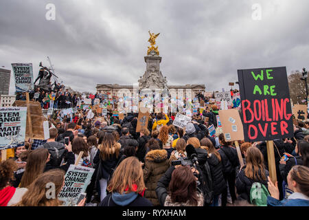 London, Großbritannien. 15. Mär 2019. Nach unten marschieren die Mall an der Victoria Monument - Schüler streiken, über das Fehlen von Maßnahmen gegen den Klimawandel. Sie versammeln sich in Parliament Square und März auf Downing Street, blockieren die Straßen rund um Westminster für über eine Stunde. Credit: Guy Bell/Alamy leben Nachrichten Stockfoto