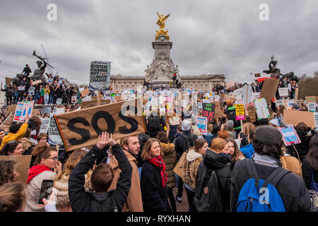 London, Großbritannien. 15. Mär 2019. Nach unten marschieren die Mall an der Victoria Monument - Schüler streiken, über das Fehlen von Maßnahmen gegen den Klimawandel. Sie versammeln sich in Parliament Square und März auf Downing Street, blockieren die Straßen rund um Westminster für über eine Stunde. Credit: Guy Bell/Alamy leben Nachrichten Stockfoto