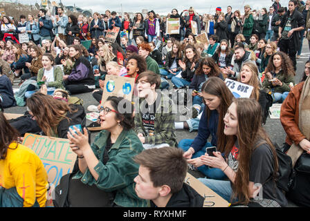 London, Großbritannien. 15. März, 2019. Schüler kämpfen gegen den Klimawandel blockieren die Westminster Bridge Credit: Maggie Sully/Alamy Leben Nachrichten. Schule Kinder auf Streik, Teil der "FridaysforFuture Protest gegen Klimawandel sammeln außerhalb des Parlaments, London, und setzen Sie den Protest auf die Westminster Bridge blockieren Sie alle durch den Verkehr. Es wurde dann eine lebendige Tagung mit vielen jugendlichen Rednerinnen und die Anliegen der Jugend über das Klima der Gerechtigkeit und der globalen Erwärmung. Stockfoto