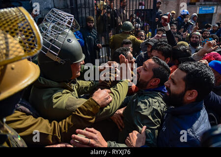 Srinagar, Kashmir. 15 Mär, 2019. Indische Polizisten gesehen stoppen Demonstranten riefen Parolen während der Demonstration. Hunderte von Anhängern der Hurriyat leader Umer Mirwaiz Farooq Teil in einem Protest in Srinagar, gegen die Nationale Investigation Agency (NIA), die für die Ausstellung der frischen Ladung zur hurriyat leader Umer Mirwaiz Farooq für die Befragung an der Sonde agentur Hauptsitz in Verbindung mit einer militanz Finanzierung Fall angezeigt werden, sagten Beamte. Kredit Idrees: Abbas/SOPA Images/ZUMA Draht/Alamy leben Nachrichten Stockfoto