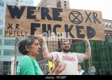 Philadelphia, Pennsylvania, USA. März 15, 2019-Scores von jungen Menschen, darunter viele Studenten Inszenierung eine Arbeitsniederlegung von Schule, besuchen die Philly Jugend Klima Streik in Philadelphia's Love Park in Solidarität mit Dutzenden von ähnlichen Demonstrationen rund um die Welt, 15. März 2019. Ihre Anliegen gehören deaktiviert Umweltverschmutzung und anderen umweltbedingten Risikofaktoren sie fühlen sich nicht ausreichend durch Erwachsene in Staat und Gesellschaft behandelt werden. Quelle: Michael Candelori/ZUMA Draht/Alamy leben Nachrichten Stockfoto