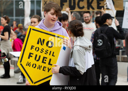 Philadelphia, Pennsylvania, USA. März 15, 2019-Scores von jungen Menschen, darunter viele Studenten Inszenierung eine Arbeitsniederlegung von Schule, besuchen die Philly Jugend Klima Streik in Philadelphia's Love Park in Solidarität mit Dutzenden von ähnlichen Demonstrationen rund um die Welt, 15. März 2019. Ihre Anliegen gehören deaktiviert Umweltverschmutzung und anderen umweltbedingten Risikofaktoren sie fühlen sich nicht ausreichend durch Erwachsene in Staat und Gesellschaft behandelt werden. Quelle: Michael Candelori/ZUMA Draht/Alamy leben Nachrichten Stockfoto