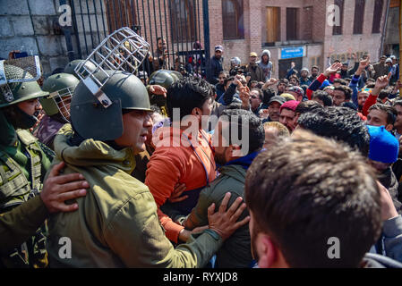 Srinagar, Kashmir. 15 Mär, 2019. Indische Polizisten gesehen stoppen Demonstranten riefen Parolen während der Demonstration. Hunderte von Anhängern der Hurriyat leader Umer Mirwaiz Farooq Teil in einem Protest in Srinagar, gegen die Nationale Investigation Agency (NIA), die für die Ausstellung der frischen Ladung zur hurriyat leader Umer Mirwaiz Farooq für die Befragung an der Sonde agentur Hauptsitz in Verbindung mit einer militanz Finanzierung Fall angezeigt werden, sagten Beamte. Kredit Idrees: Abbas/SOPA Images/ZUMA Draht/Alamy leben Nachrichten Stockfoto