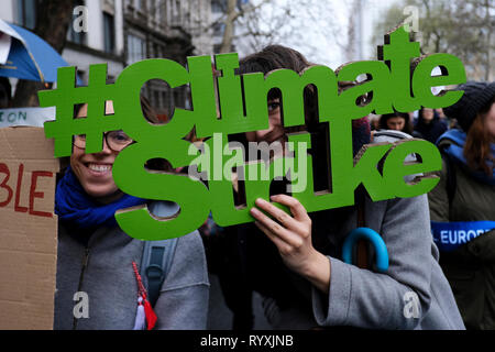 Brüssel, Belgien. 15 Mär, 2015. Demonstranten nehmen an einem Protest gegen den Klimawandel in Brüssel, Belgien am 15.03.2015. Credit: ALEXANDROS MICHAILIDIS/Alamy leben Nachrichten Stockfoto