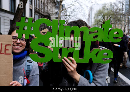 Brüssel, Belgien. 15 Mär, 2015. Demonstranten nehmen an einem Protest gegen den Klimawandel in Brüssel, Belgien am 15.03.2015. Credit: ALEXANDROS MICHAILIDIS/Alamy leben Nachrichten Stockfoto