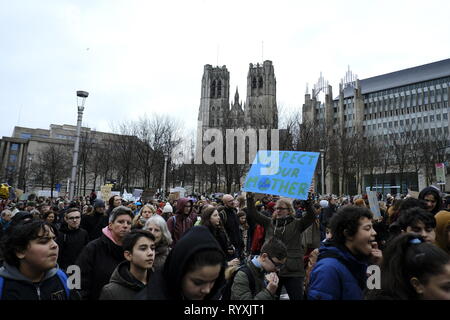 Brüssel, Belgien. 15 Mär, 2015. Demonstranten nehmen an einem Protest gegen den Klimawandel in Brüssel, Belgien am 15.03.2015. Credit: ALEXANDROS MICHAILIDIS/Alamy leben Nachrichten Stockfoto