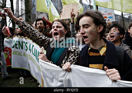 Brüssel, Belgien. 15 Mär, 2015. Demonstranten nehmen an einem Protest gegen den Klimawandel in Brüssel, Belgien am 15.03.2015. Credit: ALEXANDROS MICHAILIDIS/Alamy leben Nachrichten Stockfoto