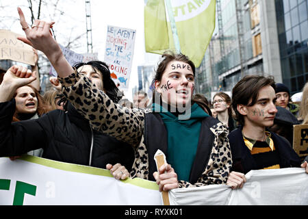 Brüssel, Belgien. 15 Mär, 2015. Demonstranten nehmen an einem Protest gegen den Klimawandel in Brüssel, Belgien am 15.03.2015. Credit: ALEXANDROS MICHAILIDIS/Alamy leben Nachrichten Stockfoto