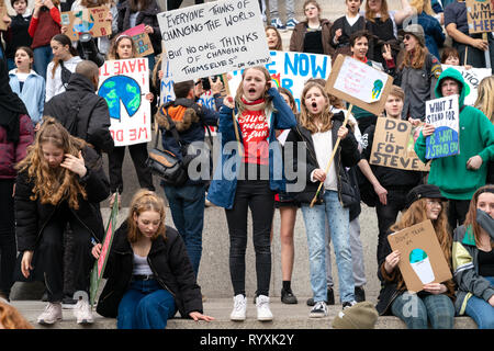 London, Großbritannien. 15 Mär, 2019. Streik Gruppe von Jugendlichen mit Fahnen und Flaggen für den Klimawandel außerhalb Trafalgar Square. Credit: AndKa/Alamy leben Nachrichten Stockfoto