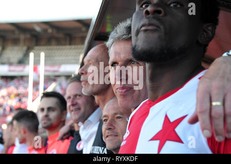 Prag, Tschechische Republik. 28 Mai, 2017. Trainer von Slavia Praha Jaroslav Silhavy Feiern nach dem Gewinn der Tschechischen erste Liga 2016-2017. Slavia Praha tschechische Fußball-Meister von 2016-2017 am Samstag, den 27. Mai 2017 in Prag, als sie in der letzten Runde FC Brno 4:0 schlagen. Credit: Slavek Ruta/ZUMA Draht/Alamy leben Nachrichten Stockfoto