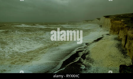 Birling Gap, East Sussex, UK. 15 Mär, 2019. Wind und rauer See Teig Birling Gap an der Südküste von England Credit: Newspics UK Süd/Alamy leben Nachrichten Stockfoto