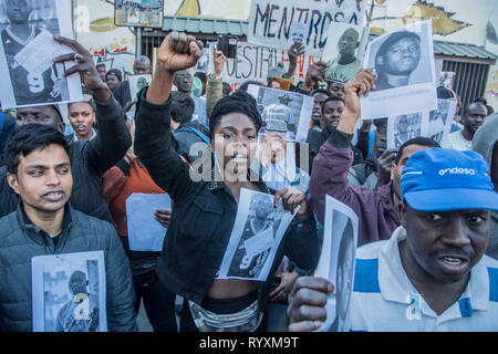 Madrid, Spanien. 15. Mär 2019. Die Menschen schreien "nicht mehr instiutional Rassismus in Madrid, Spanien" März bis ein Jahr nach dem Tod von senegalesischen Anbieter Mmame Mbage in Lavapies Square Nelson Mandela. Vor einem Jahr gab es eine Zusammenstößen zwischen der Polizei und Immigranten nach Mmame Mbage, einem senegalesischen Straßenhändler, gestorben an einem Herzstillstand angeblich nach dem von der örtlichen Polizei gejagt werden gedenken. Credit: Alberto Sibaja Ramírez/Alamy leben Nachrichten Stockfoto