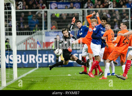 15. März 2019, Schleswig-Holstein, Kiel: Fussball: 2. Bundesliga, Holstein Kiel - Erzgebirge Aue, 26. Spieltag. Aues Torwart Martin Männel (L-R), Kieler Atakan Kalig Aues Karazor, Fabian, Kiel Torschütze Aaron Seydel, Aues Filip Kusic und Aues Dominik Wydra den Ball auf dem Weg nach der Holsteiner 5-1 Ziel ansehen. Foto: Frank Molter/dpa - WICHTIGER HINWEIS: In Übereinstimmung mit den Anforderungen der DFL Deutsche Fußball Liga oder der DFB Deutscher Fußball-Bund ist es untersagt, bis s verwenden oder verwendet Fotos im Stadion und/oder das Spiel in Form von Bildern und/oder Videos - wie Foto genommen haben Stockfoto